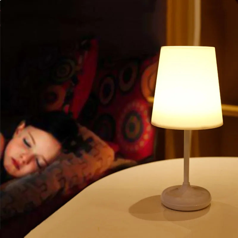 Lampe de Bureau LED Tactile à Intensité Variable - Transformez votre espace avec une lumière douce et apaisante.
